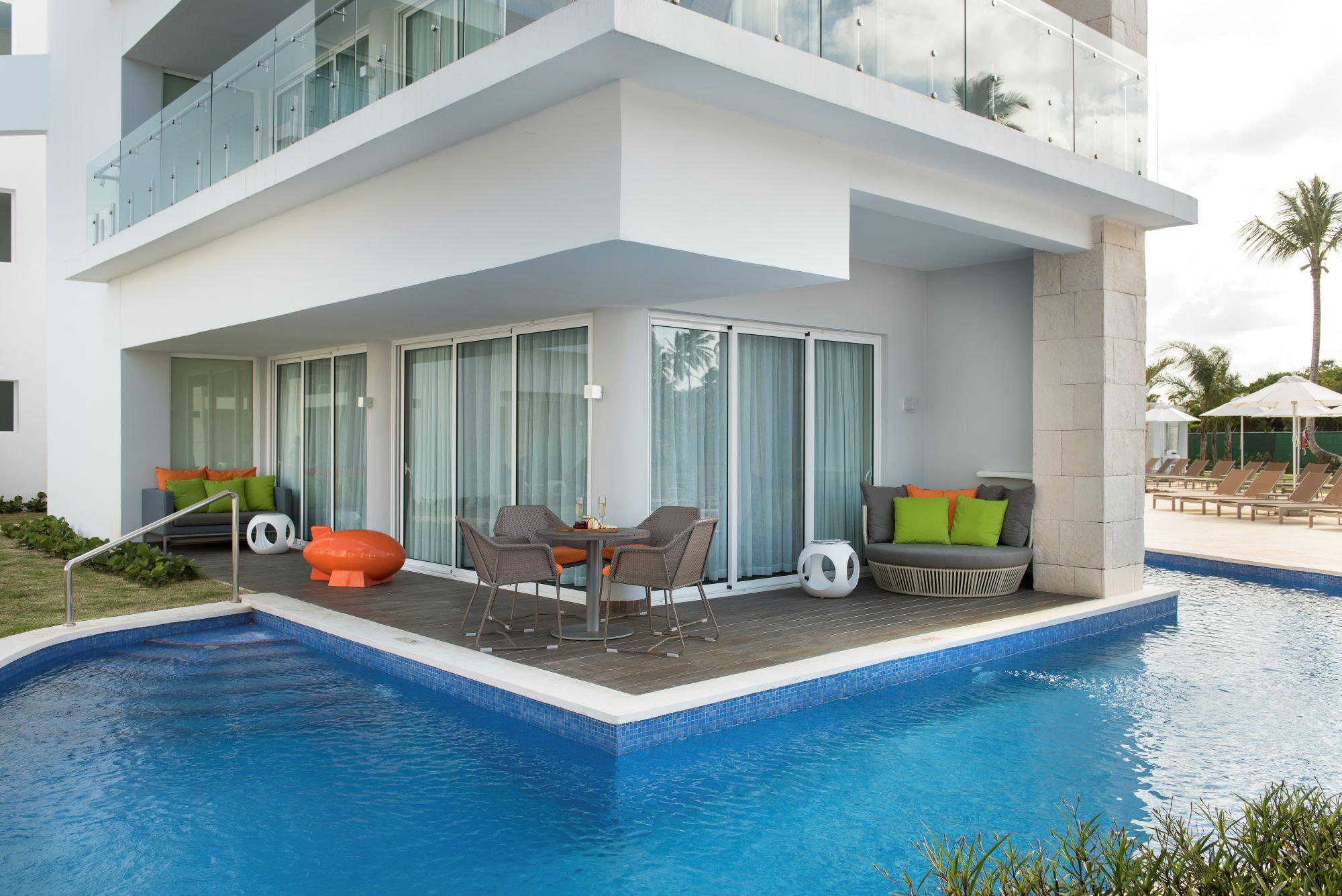 Swank Wraparound Swim-Up Suite